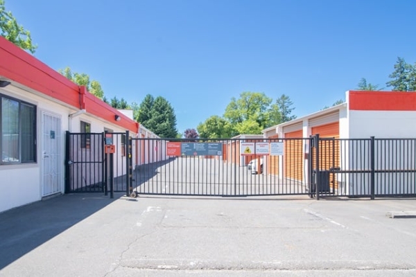 Facility photo: //images.sparefoot.com/medium/215302688e108c1e653.jpg