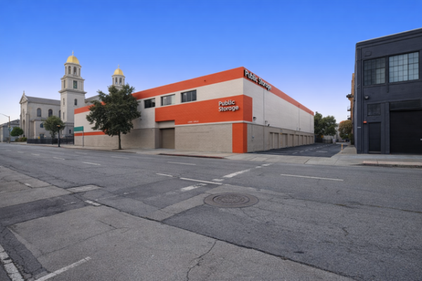 Facility photo: //images.sparefoot.com/medium/21530369f74b4c2a7ae.jpg