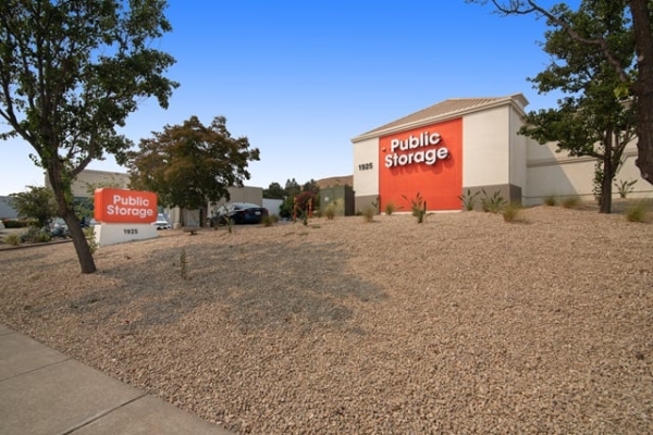 Facility photo: //images.sparefoot.com/medium/215313688e10cf383ee.jpg