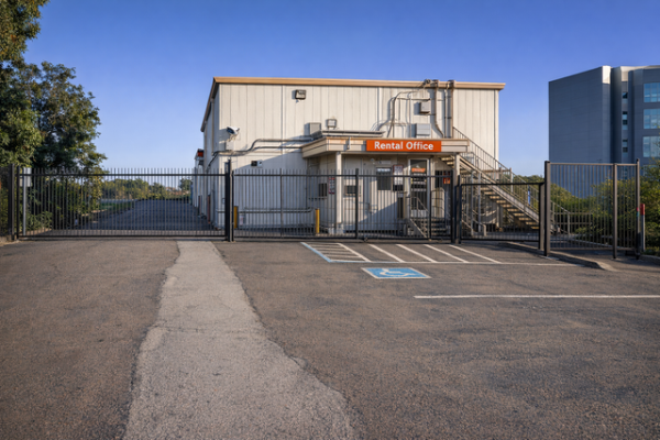 Facility photo: //images.sparefoot.com/medium/2153146999c28bede12.jpg