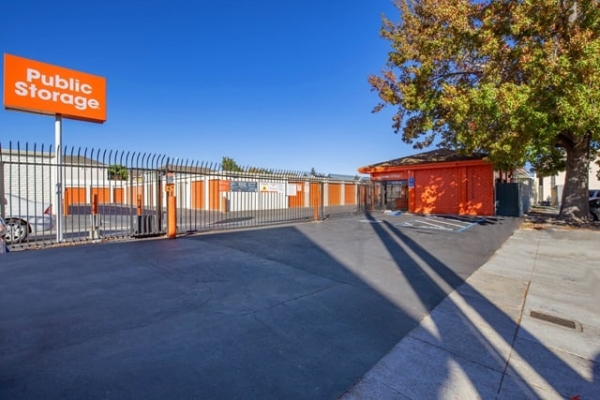 Facility photo: //images.sparefoot.com/medium/215320688383fecf5b1.jpg