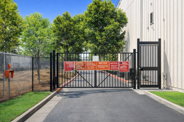 Facility photo: //images.sparefoot.com/medium/2153236999c1d88db29.jpg