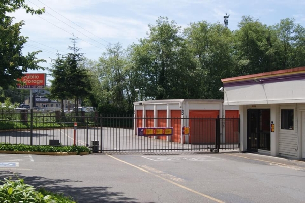 Facility photo: //images.sparefoot.com/medium/215330687b9d643f1ba.jpg