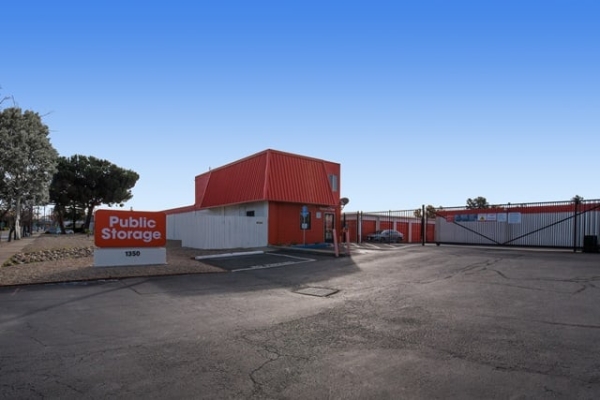 Facility photo: //images.sparefoot.com/medium/215331688e0fffbc1ec.jpg