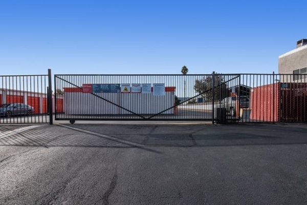 Facility photo: //images.sparefoot.com/medium/215331698355671b00e.jpg