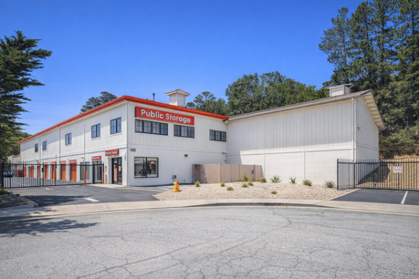 Facility photo: //images.sparefoot.com/medium/2153336a0c6bfba15e6.jpg