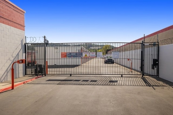 Facility photo: //images.sparefoot.com/medium/2153366925badca8728.jpg