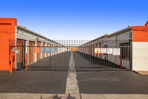 Facility photo: //images.sparefoot.com/medium/215338687b9d165f0a8.jpg