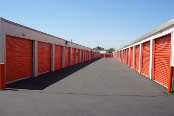 Facility photo: //images.sparefoot.com/medium/215339688cbedacc2e7.jpg