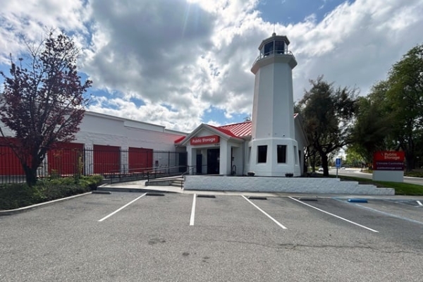 Facility photo: //images.sparefoot.com/medium/215340688f623fa6247.jpg