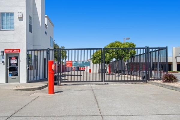 Facility photo: //images.sparefoot.com/medium/2153436a2570ee5e358.jpg