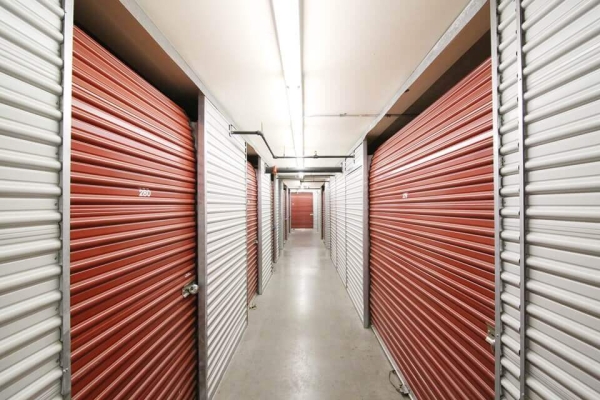 Facility photo: //images.sparefoot.com/medium/215350696110fdcb79c.jpg