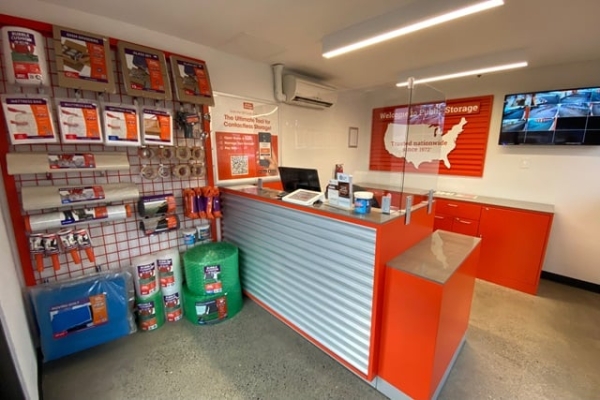 Facility photo: //images.sparefoot.com/medium/215352695684006ce17.jpg