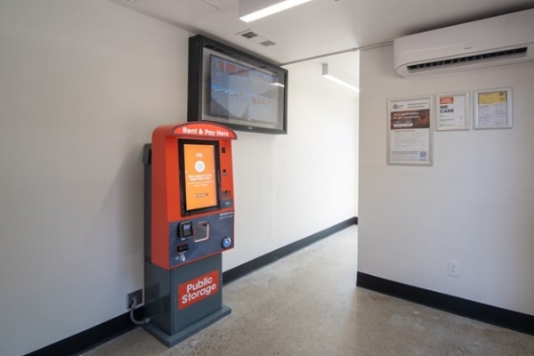 Facility photo: //images.sparefoot.com/medium/215357688f6296c4995.jpg