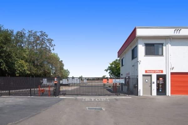 Facility photo: //images.sparefoot.com/medium/215357688f6297b3785.jpg