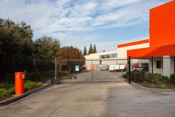 Facility photo: //images.sparefoot.com/medium/215371688f627a8b10b.jpg
