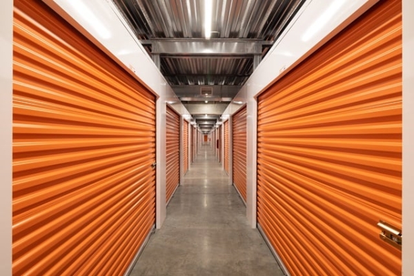 Facility photo: //images.sparefoot.com/medium/215372688b6dc79015e.jpg