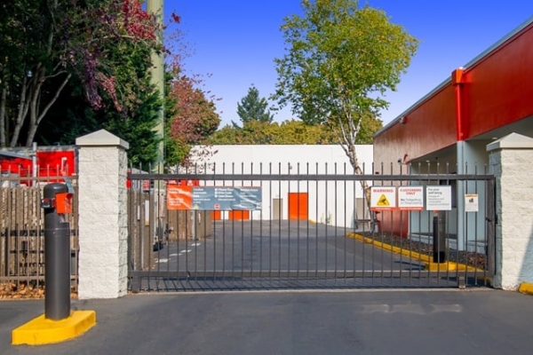 Facility photo: //images.sparefoot.com/medium/215376688384756c375.jpg