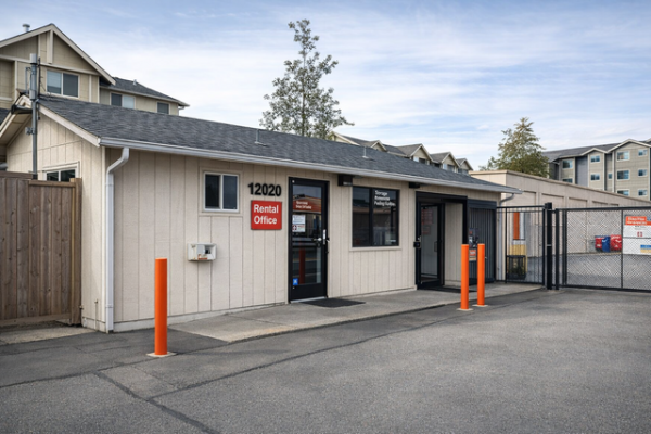 Facility photo: //images.sparefoot.com/medium/21537969ff34dce35be.jpg