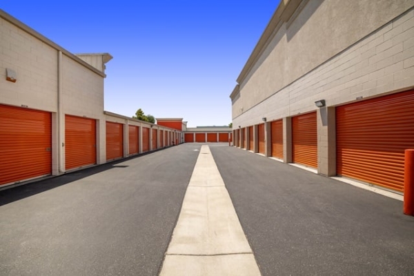 Facility photo: //images.sparefoot.com/medium/21539069f5fc1b1c13e.jpg