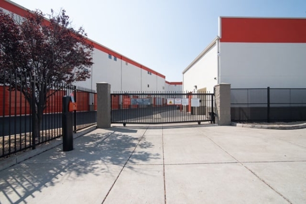 Facility photo: //images.sparefoot.com/medium/21540269319921db06b.jpg