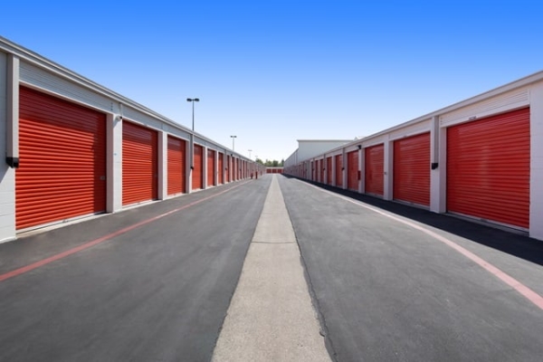 Facility photo: //images.sparefoot.com/medium/2154096890b41cce359.jpg