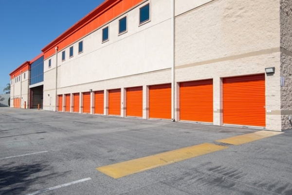 Facility photo: //images.sparefoot.com/medium/215420688e106c87be5.jpg