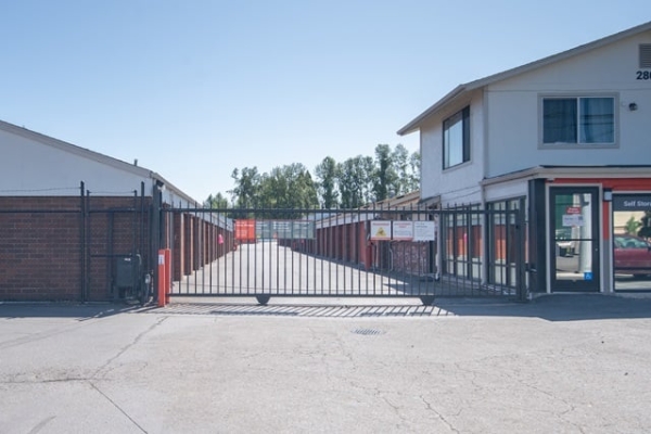 Facility photo: //images.sparefoot.com/medium/2154216877a70a271d3.jpg