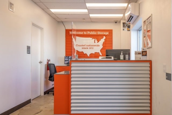 Facility photo: //images.sparefoot.com/medium/2154256890b46fa55b6.jpg