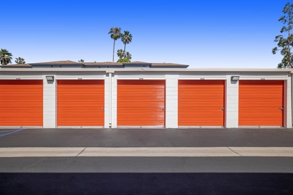 Facility photo: //images.sparefoot.com/medium/21542569f74bf4f0420.jpg