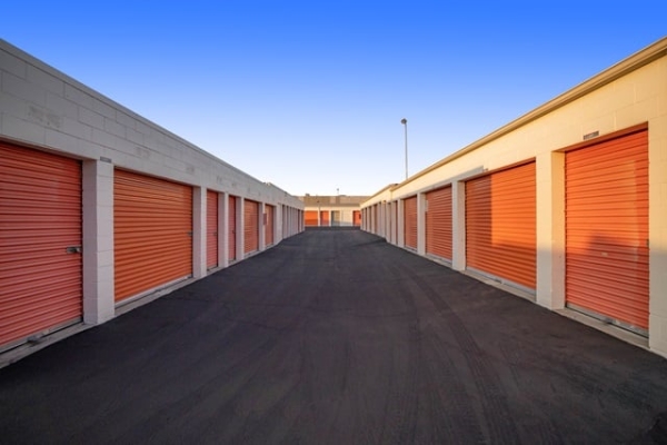 Facility photo: //images.sparefoot.com/medium/215430688e111976a9d.jpg