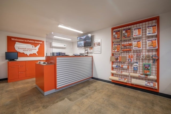 Facility photo: //images.sparefoot.com/medium/215430692075504a7a0.jpg