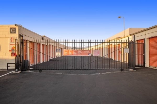 Facility photo: //images.sparefoot.com/medium/21543069f89e38f3e72.jpg