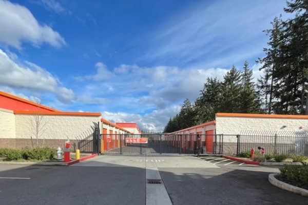 Facility photo: //images.sparefoot.com/medium/215434687e3db24eacb.jpg