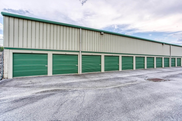 Facility photo: //images.sparefoot.com/medium/21544168877ed43d543.jpg