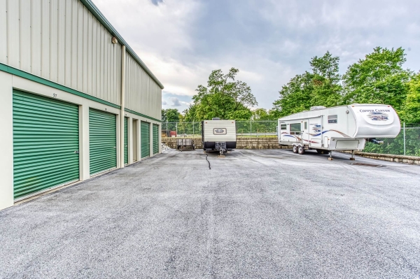 Facility photo: //images.sparefoot.com/medium/21544168877edabf3c8.jpg