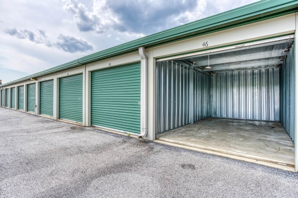 Facility photo: //images.sparefoot.com/medium/215441688780337b6b2.jpg