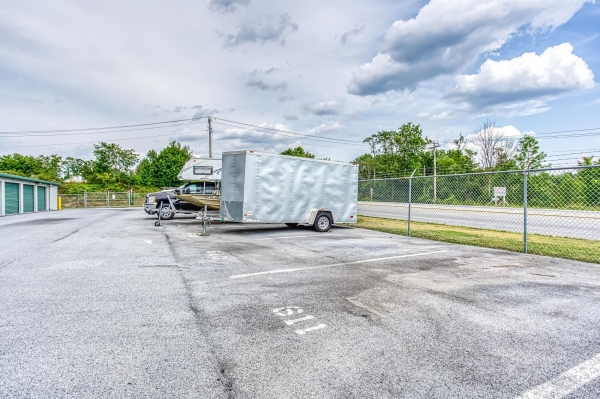 Facility photo: //images.sparefoot.com/medium/2154416887805528e6b.jpg