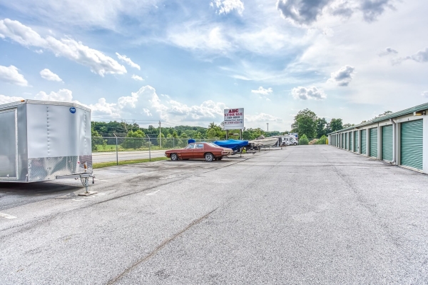 Facility photo: //images.sparefoot.com/medium/21544168878060886ee.jpg