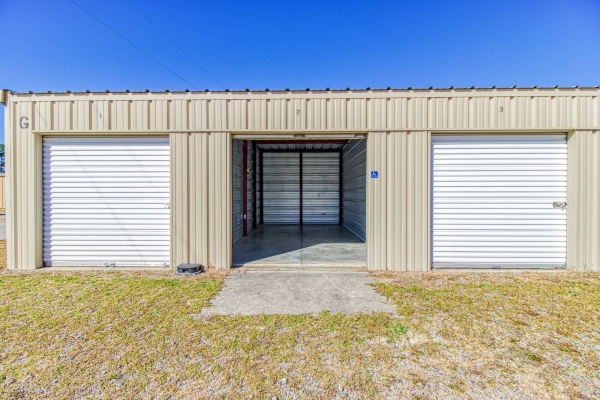 Facility photo: //images.sparefoot.com/medium/2154436887c7eb50fe7.jpg