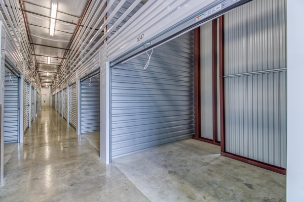 Facility photo: //images.sparefoot.com/medium/2154475f43c6bca04da.jpg