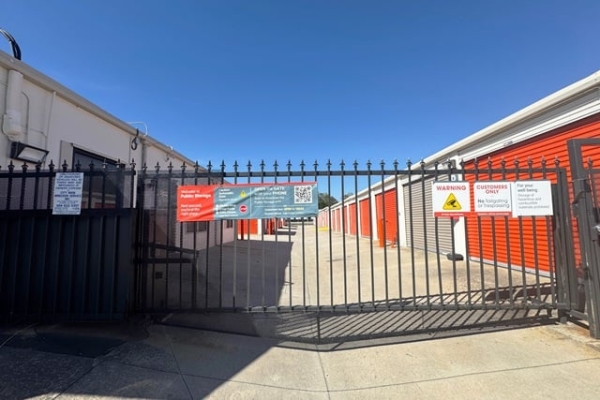 Facility photo: //images.sparefoot.com/medium/215558689b3b8c5532b.jpg