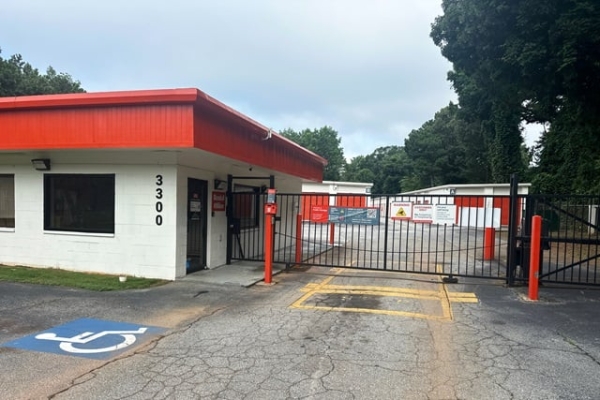 Facility photo: //images.sparefoot.com/medium/215560687e3a880224d.jpg