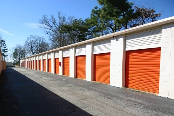 Facility photo: //images.sparefoot.com/medium/215560687e3a88f2366.jpg