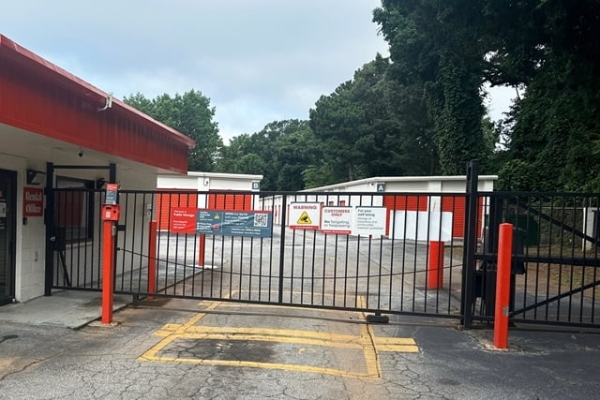 Facility photo: //images.sparefoot.com/medium/215560690dfc80c2dcf.jpg