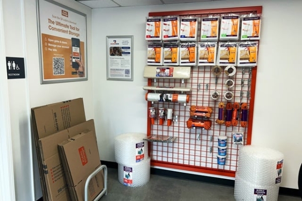 Facility photo: //images.sparefoot.com/medium/215567687f9087df385.jpg