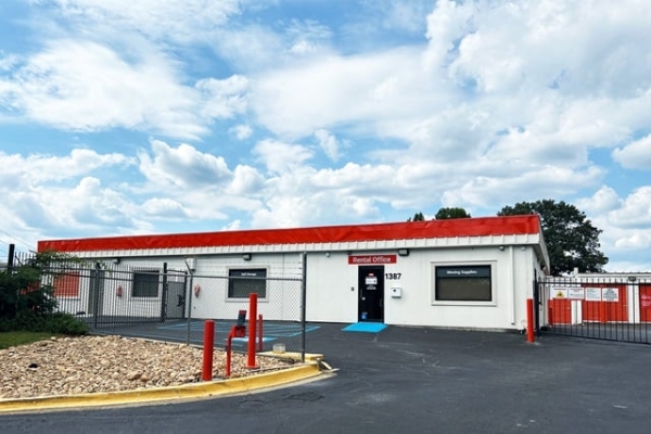 Facility photo: //images.sparefoot.com/medium/2155676976240f973e5.jpg