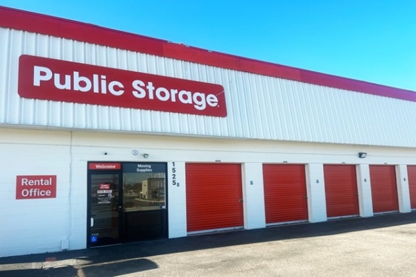 Facility photo: //images.sparefoot.com/medium/215568687f8f376603f.jpg