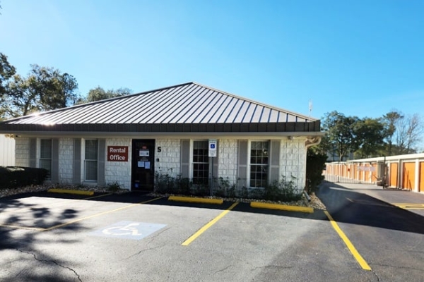 Facility photo: //images.sparefoot.com/medium/215570687f908c3c4a2.jpg