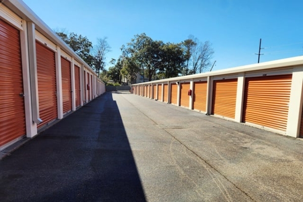 Facility photo: //images.sparefoot.com/medium/215570687f908d61f21.jpg